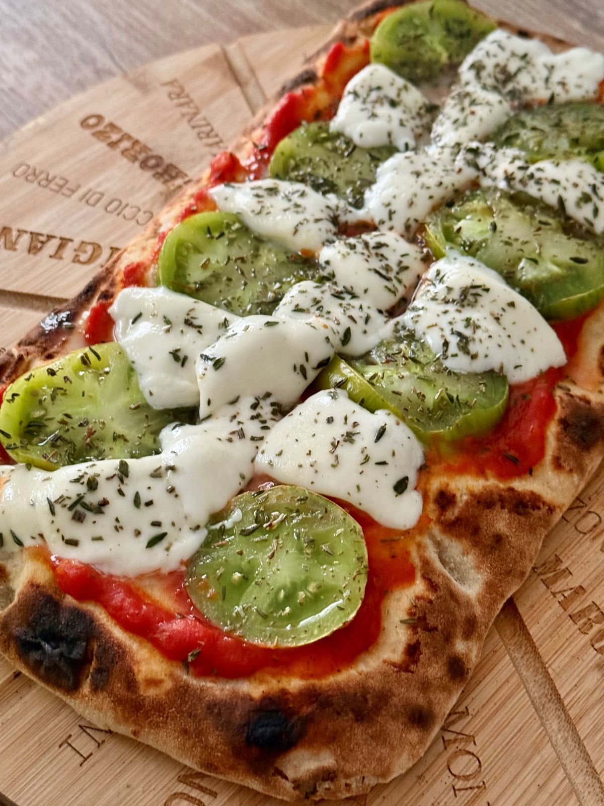 Pinsa tomate, mozzarella et sauce tomate