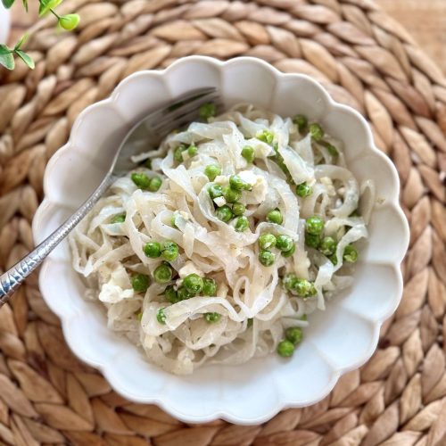 Pâtes de konjac saisies à la poêle, avec de l'ail, des petits pois et de la feta