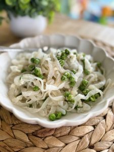 Pâtes de konjac, huile d'olive, petits pois,, ail et feta