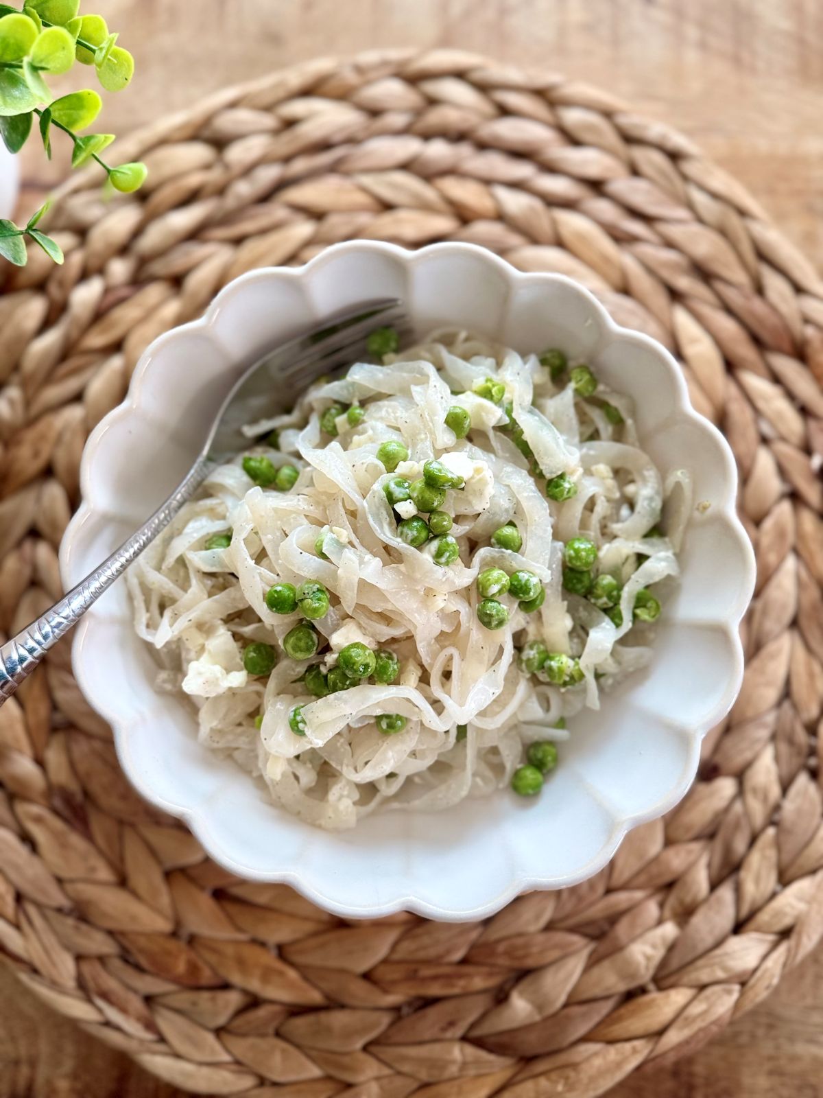 Pâtes de konjac saisies à la poêle, avec de l'ail, des petits pois et de la feta