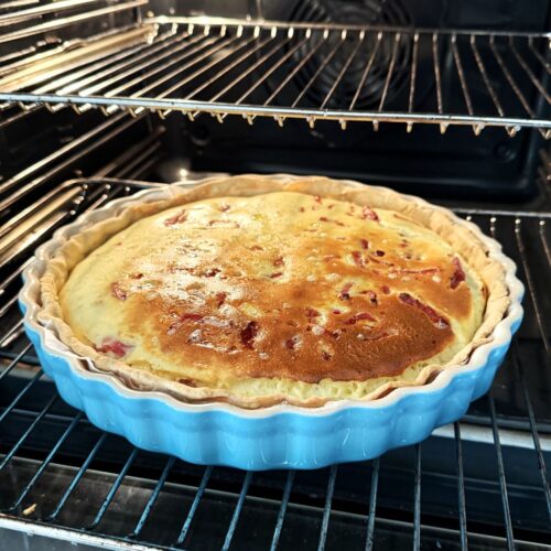 Quiche aux lardons maison, avec pâte brisée, lardons, crème, oeufs et fromage