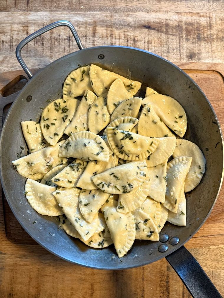 Ravioli maison au jambon sautés au beurre