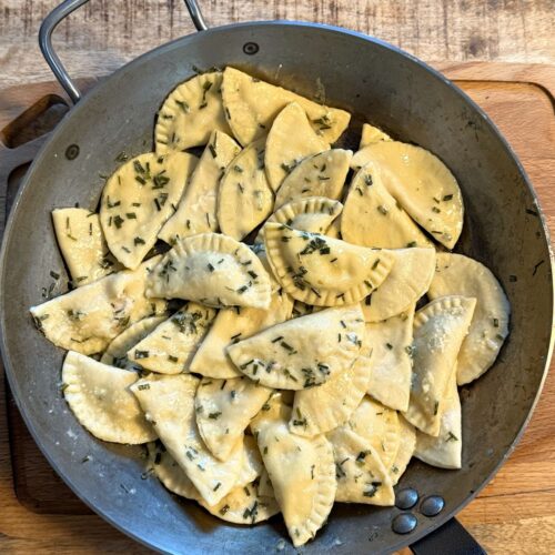Ravioli maison farcis au jambon et mascarpone, sautés au beurre