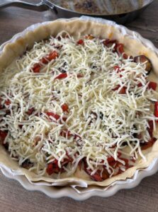 Verser l'appareil à quiche et répartir la mozzarella
