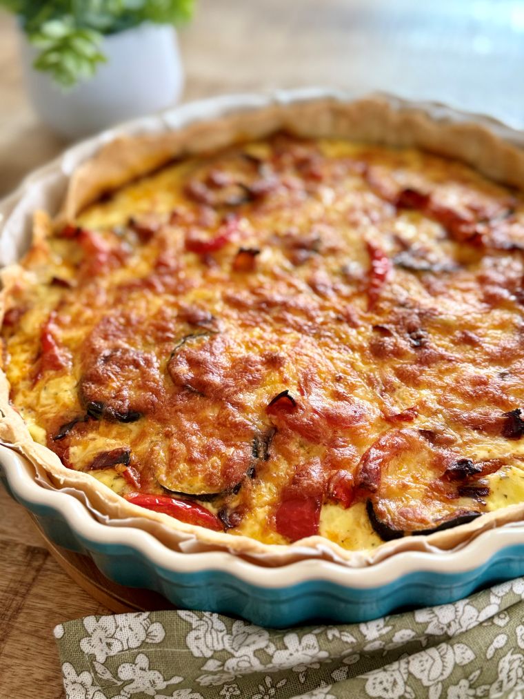 Quiche aux légumes du soleil avec du chorizo et de la mozzarella