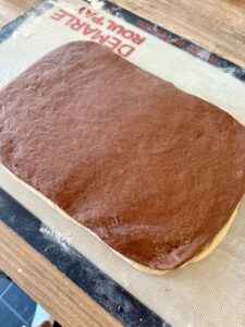 2 rectangles de pâte à brioche superposés