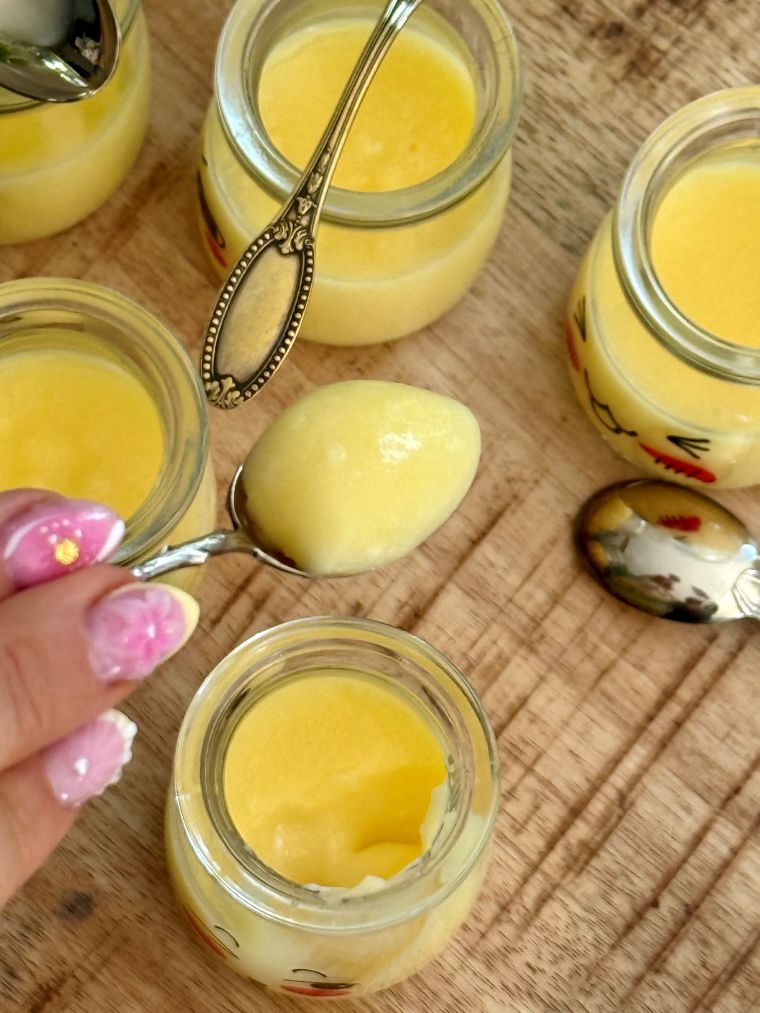 crème au citron jaune maison en verrine