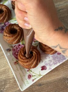 Mettre du nutella au centre avec une poche à douille