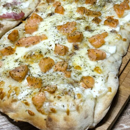 Pinsa au saumon fumé et fromage