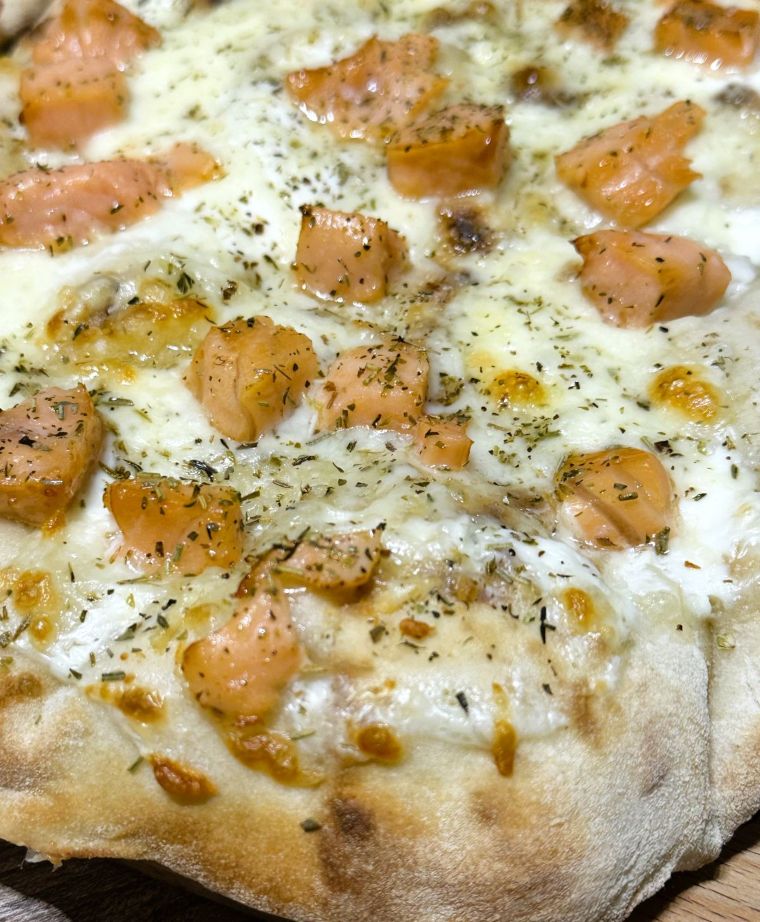 Pinsa au saumon fumé, avec crème, fromage