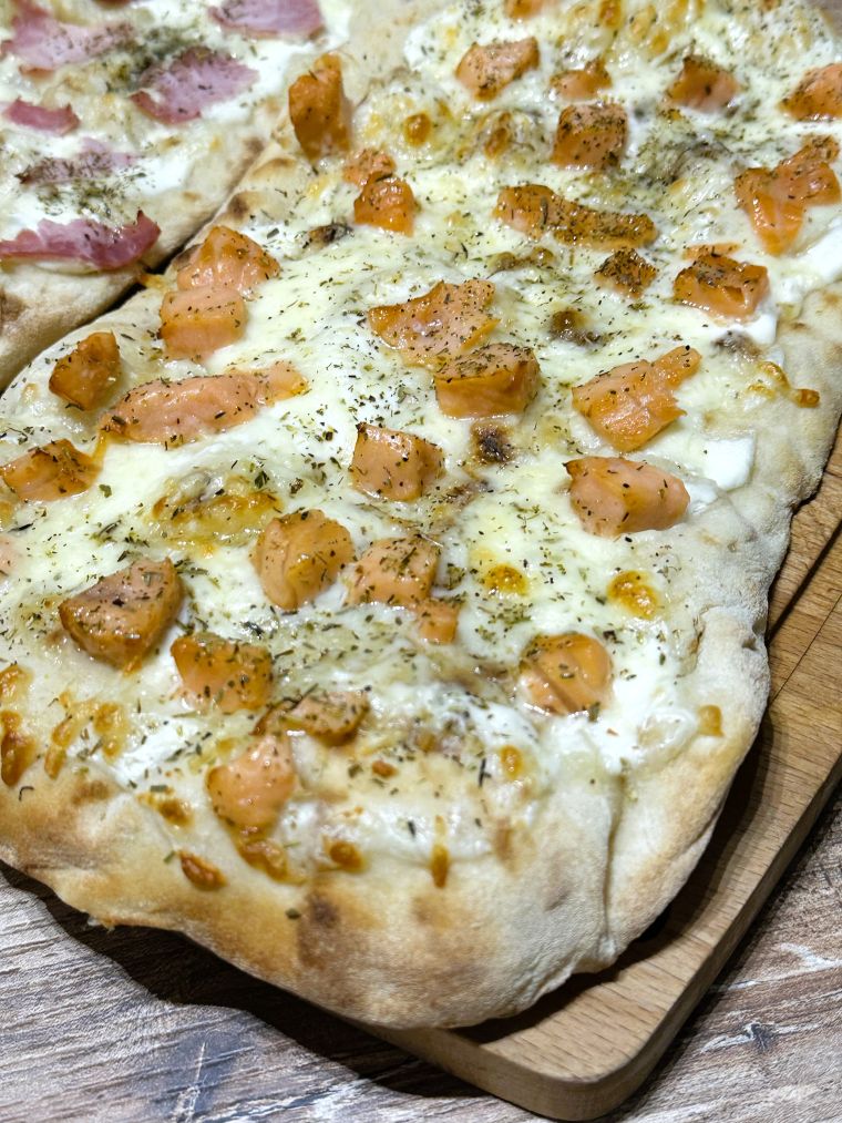 Pain pinsa au saumon fumé