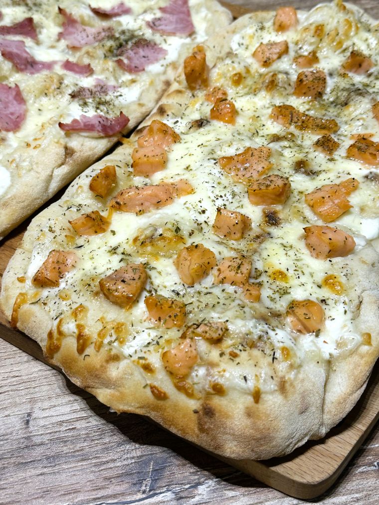Pinsa base crème, saumon fumé et fromage râpé