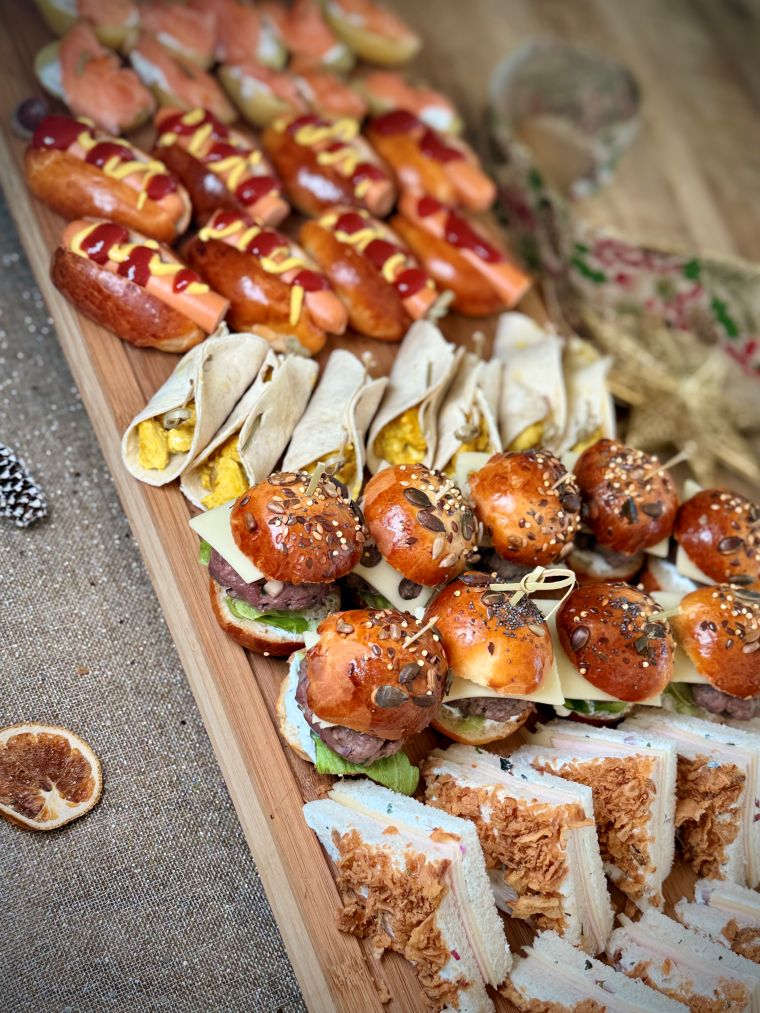 Plateau de fêtes : mini burgers, mini hot dogs, mini sandwichs, pommes de terre saumon, mini fajitas