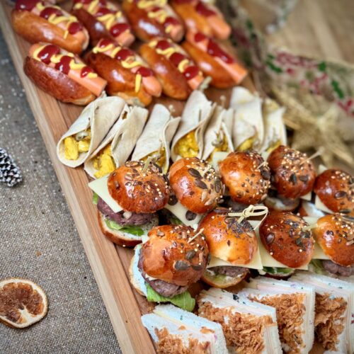 Plateau apéritif maison avec burgers, hot dogs, fajitas, sandwichs, pommes de terre saumon