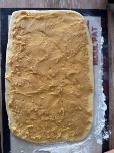 Etaler la pâte à cookies sur la pâte à brioche