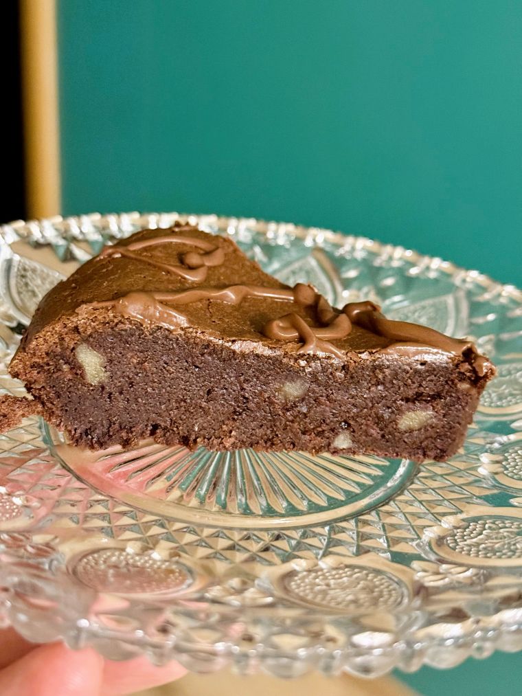 Part de brownie aux noix maison