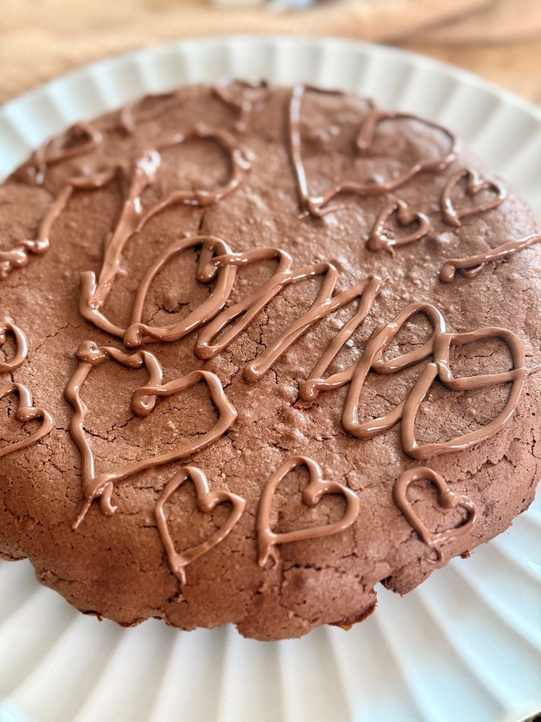 Brownie chocolat noir et noix, avec glaçage pâte à tartiner nutella pour anniversaire