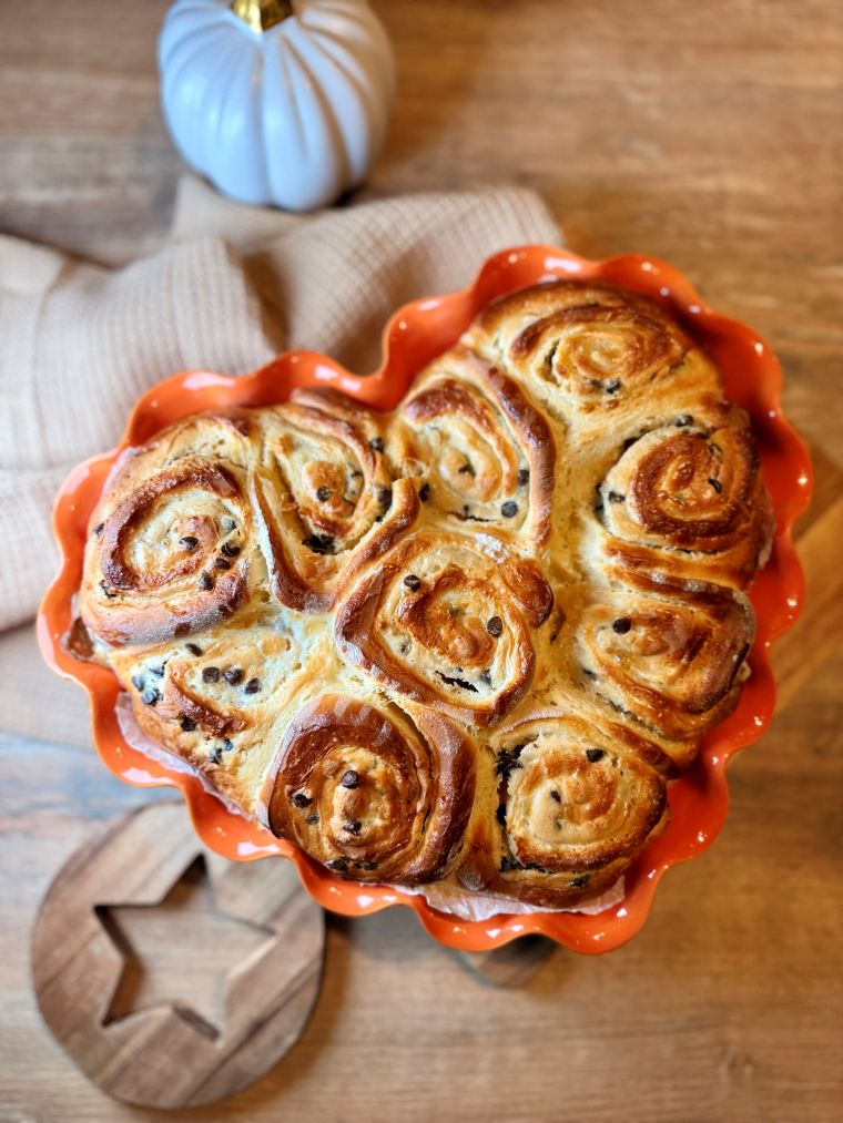 Brioche avec de la pâte à cookies