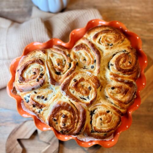 Brioche avec de la pâte à cookie à l'intérieur
