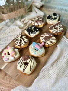 Donuts faciles maison avec des brioches et glaçage chocolat blanc
