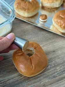 Percer le centre des brioches avec une douille