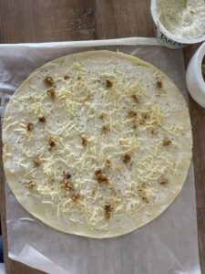 pâte feuilletée, fromage à tartiner, noix