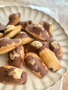 Madeleines au chocolat et à la vanille avec une grosse bosse