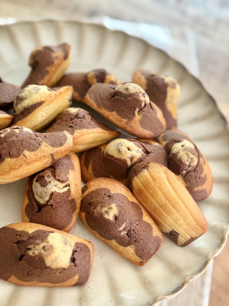 Madeleines au chocolat et à la vanille avec une grosse bosse