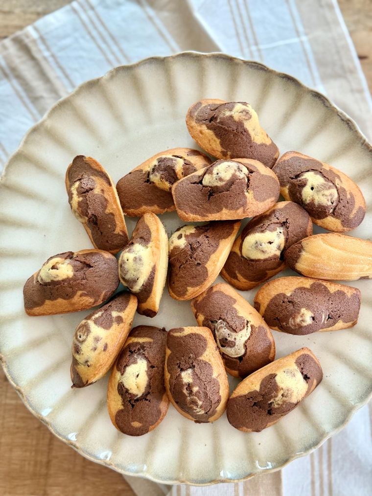 Madeleines faciles, avec une grosse bosse, au chocolat et à la vanille