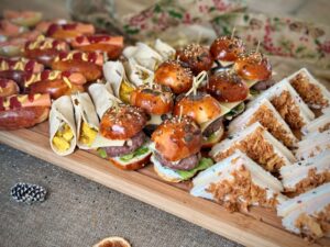 Plateau maison pour apéritif : mini burgers, mini sandwichs, mini fajitas...