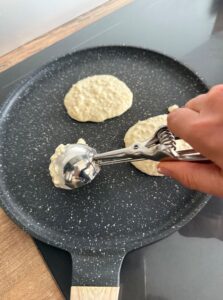 Verser la pâte avec une cuillère à glace