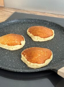 Cuisson des pancakes aux pommes