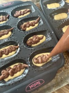 Pocher un peu de pâte vanille puis de la pâte cacao