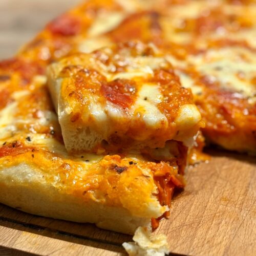 Pizza italienne cuite en moule, à la tomate et mozzarella, épaisse et moellesue