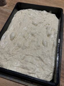 Etendre la pâte à pizza dans le moule