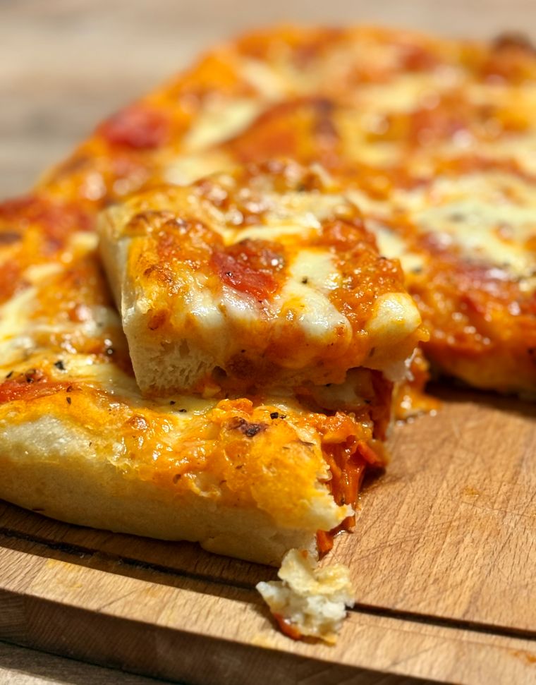 Pizza rectangulaire cuite en moule