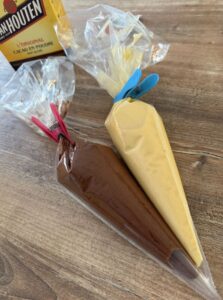 Poche à douille avec pâte vanille et poche à douille avec pâte cacao
