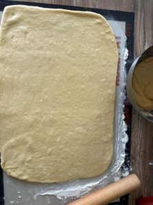 Etaler la pâte à brioche en grand rectangle