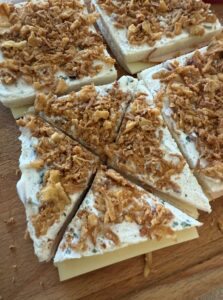 mini sandwich au poulet, emmental, sauce blanche et oignons frits