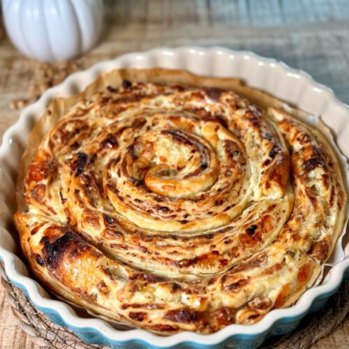 Tarte feuilletée en spirale, avec du fromage ail et fines herbes, des noix et du miel