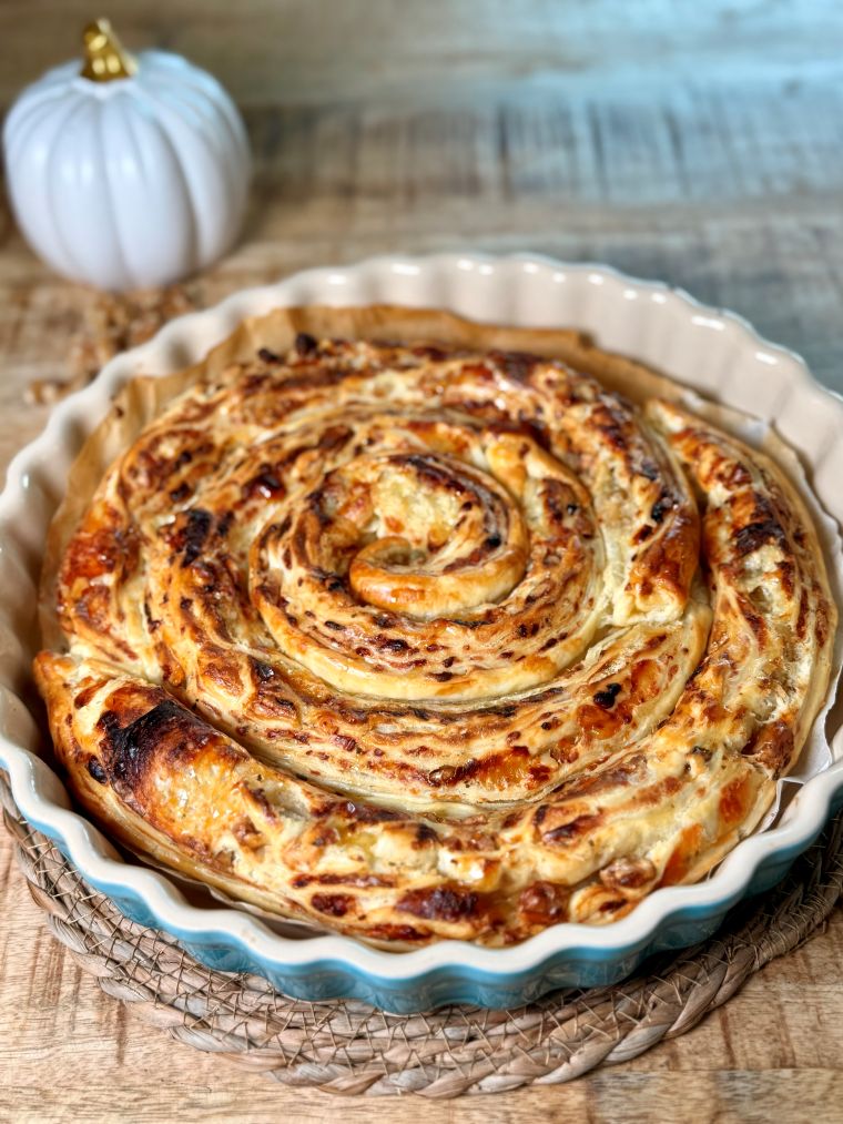 Tarte feuilletée en spirale au fromage, noix et miel