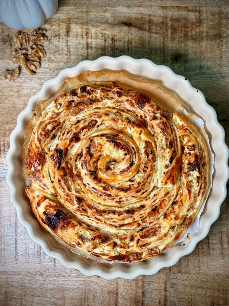 Tarte feuilletée fromage ail et fines herbes, noix et miel