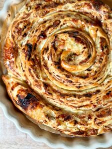 Tarte au fromage, noix et miel avec pâtes feuilletées