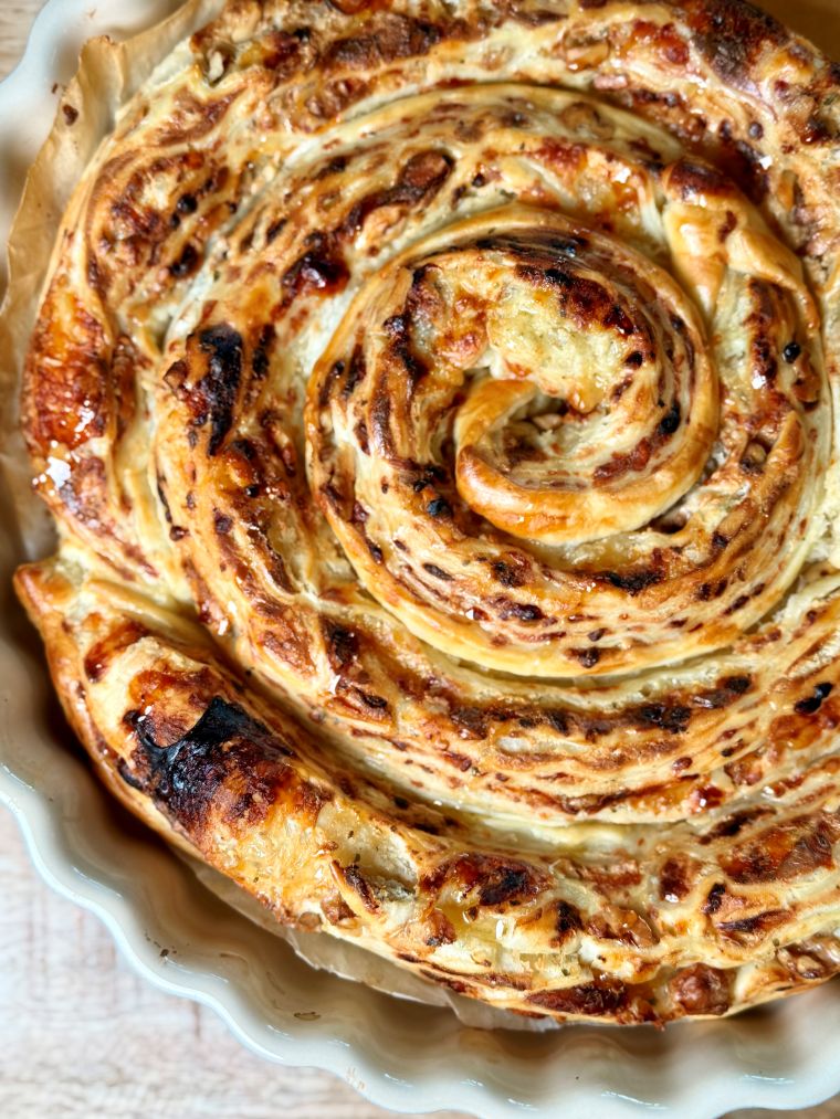 Tarte au fromage, noix et miel avec pâtes feuilletées