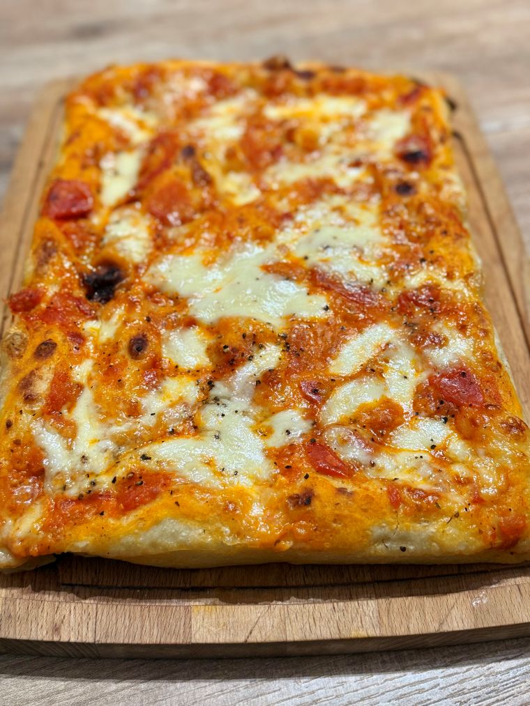 Pizza épaisse et moelleuse, rectangulaire, à la tomate et mozzarella