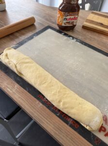 Enrouler la pâte pour fair eun boudin