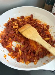 Faire revenir l'oignon et le chorizo