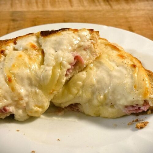 Croque monsieur gratiné, avec béchamel au comté