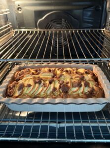 Cuisson du gâteau aux pommes et à la cannelle