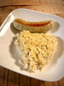 Boudin blanc accompagné de riz gratiné au fromage